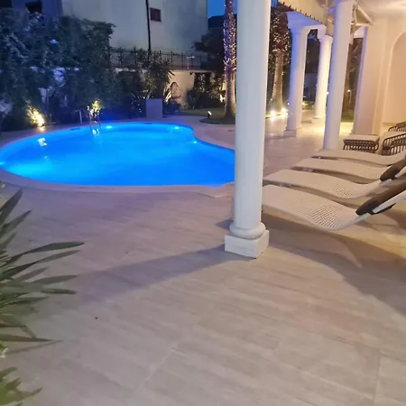 Luxury Helena In With Private Pool